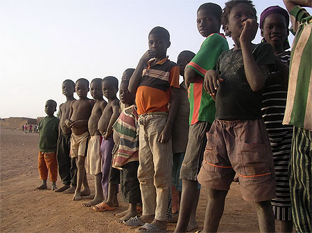 Curiosité des enfants de Yako Curiosité des enfants de Yako
