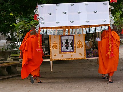 Offrande au Vat That Luang