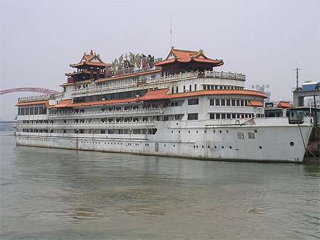 Bateau de touristes sur le Yang Tseu à Wuhan Bateau de touristes sur le Yang Tseu à Wuhan