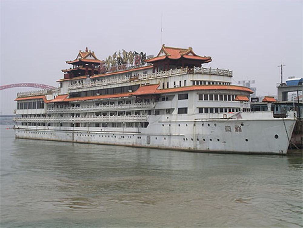 Bateau de touristes sur le Yang Tseu à Wuhan