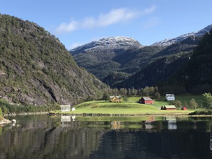 Reflets sur Romarhelmsfjorden