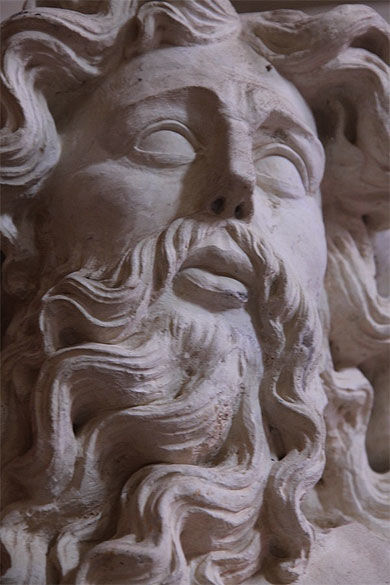 Biran photo de la statue de Moise sur le retable baroque du 17e