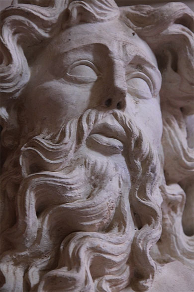Biran photo de la statue de Moise sur le retable baroque du 17e Biran photo de la statue de Moise sur le retable baroque du 17e