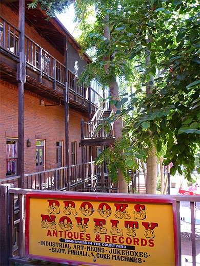 Tu montes, chéri ? Old Sacramento Tu montes, chéri ? Old Sacramento