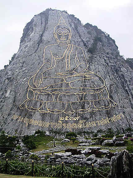 Bouddha gravé dans la pierre