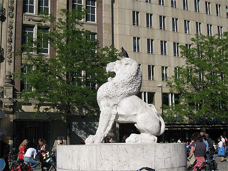 Lion du Monument national