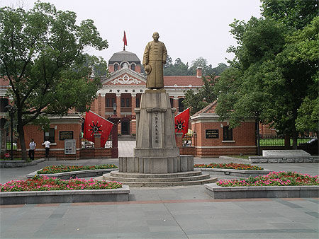 A l'entrée du musée Sun Ya Tsen à Wuhan