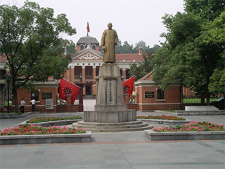A l'entrée du musée Sun Ya Tsen à Wuhan A l'entrée du musée Sun Ya Tsen à Wuhan