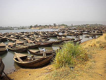 Pirogue dans le port de Bamako