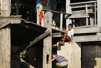 Enfants escaladant le pont d'U-Bein