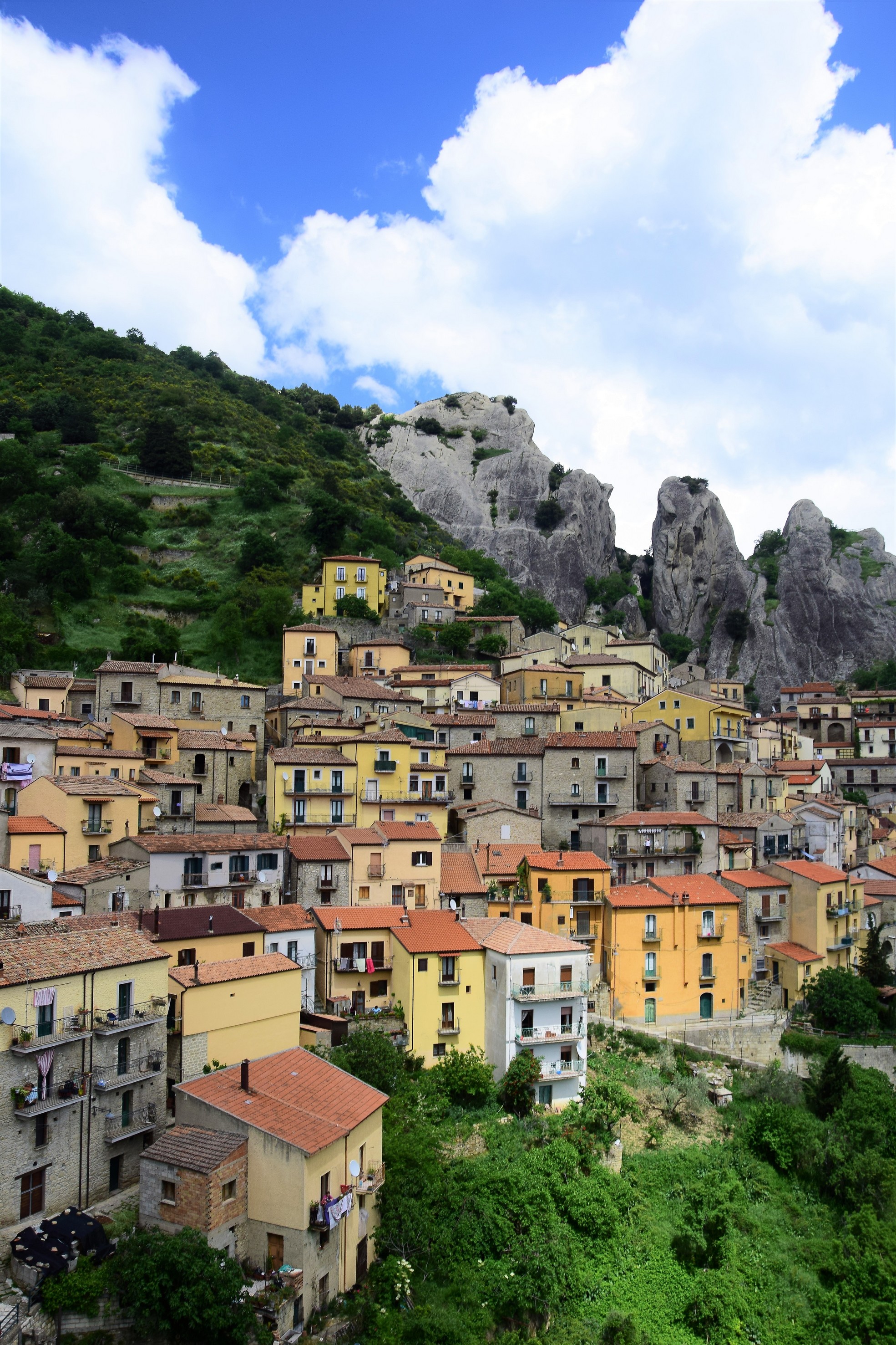 Vue sur le village de Castelmezzano Vue sur le village de Castelmezzano