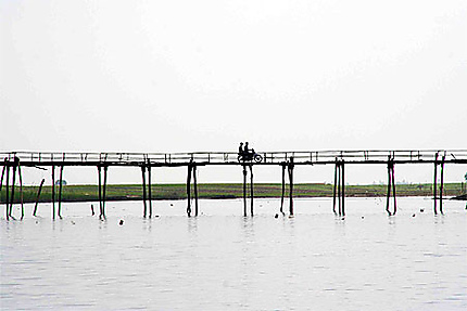 Pont sur le Mékong