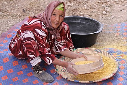 Femme berbère tamisant du blé