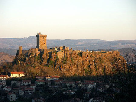 Rocher et Chateau de Polignac au soleil couchant