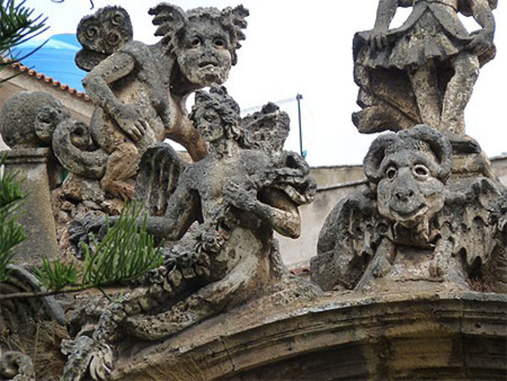 Personnages grotesques sur l'enceinte de la villa Palagonia