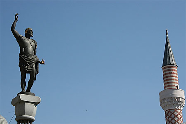 Philippe II de Macédoine et le minaret : Plovdiv : Montagnes des