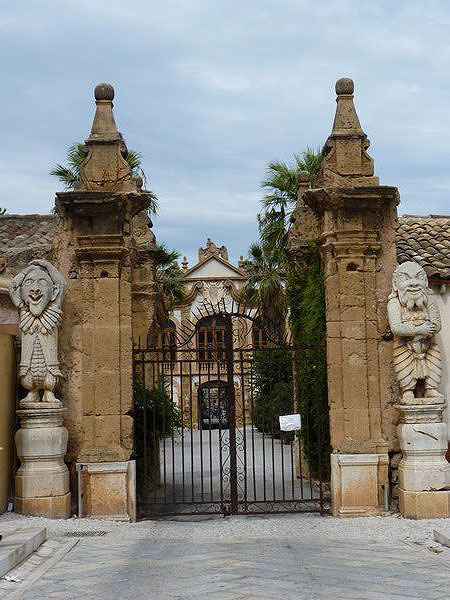 Entrée de la villa Palagonia Entrée de la villa Palagonia