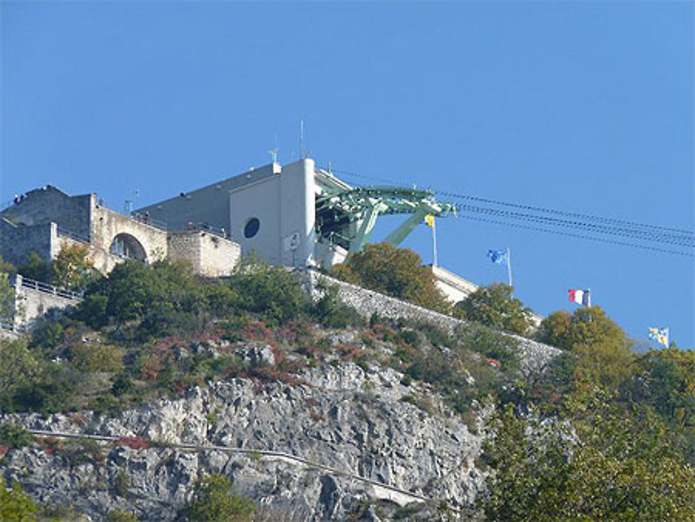 Bastille, drapeaux flottants