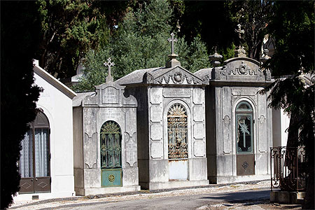 Lisbonne - Cimetière des Plaisirs - Une rangée de caveaux Lisbonne - Cimetière des Plaisirs - Une rangée de caveaux