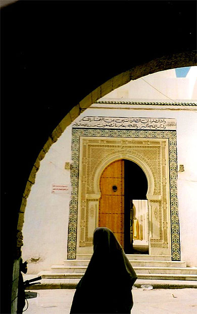 Porte entr'ouverte et femme en noir Porte entr'ouverte et femme en noir