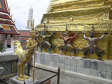 Façade du Chudi Phra Si Rattana
