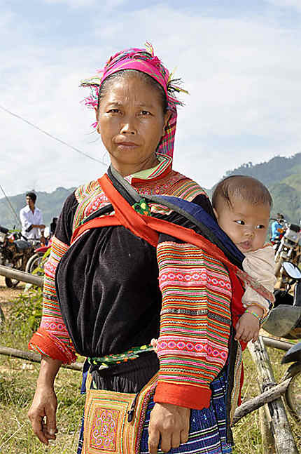 Femme Hmong fleurie et son bébé