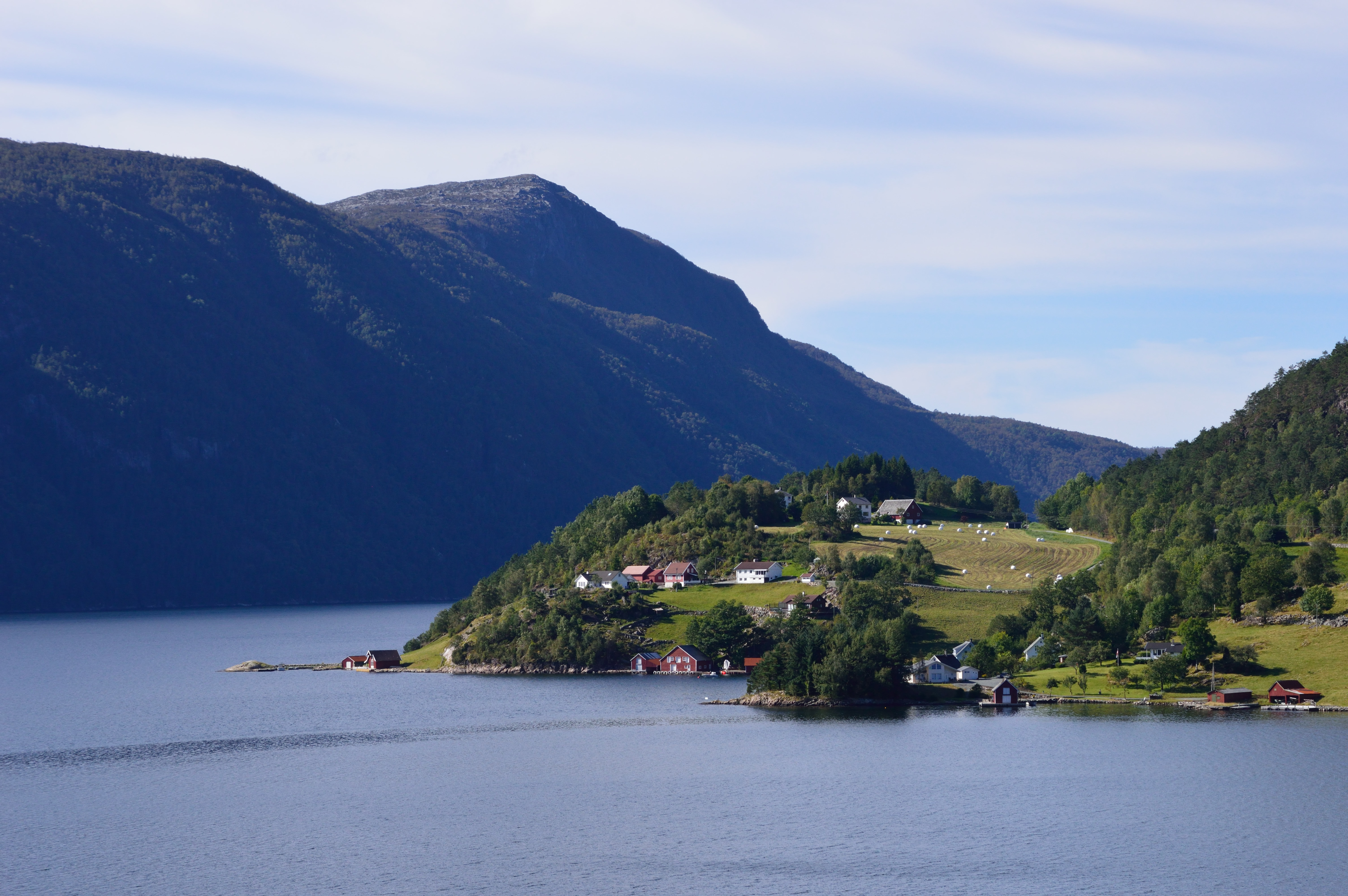 Maisons colorées dans les fjords Montagne Mer Norvège des fjords — free download