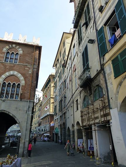 Rue près du port de Gênes