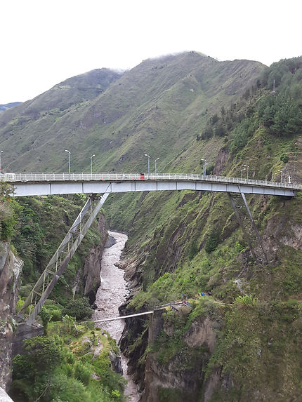 Route suspendue sur le pont à l'entrée de Baños