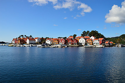Maisons colorées dans les fjords norvégiens