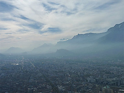Grenoble dans la brume