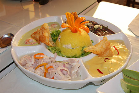 Repas typique, ceviche, crevettes, poisson... Repas typique, ceviche, crevettes, poisson...