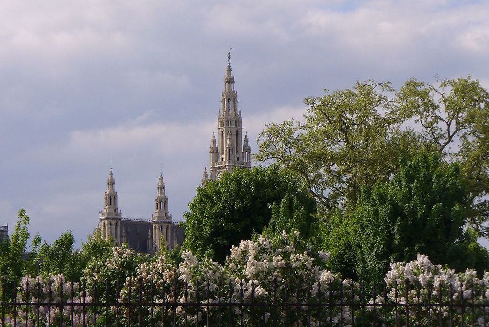 Vue sur l'hôtel de ville au printemps