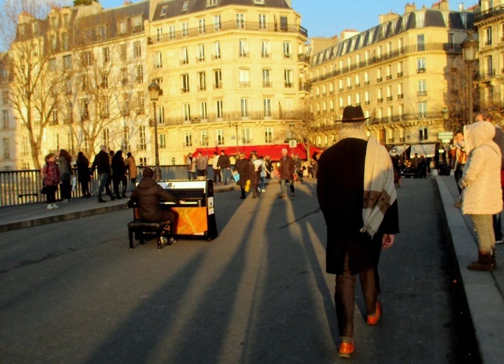 Paris insolite (le pianiste du pont St Louis)