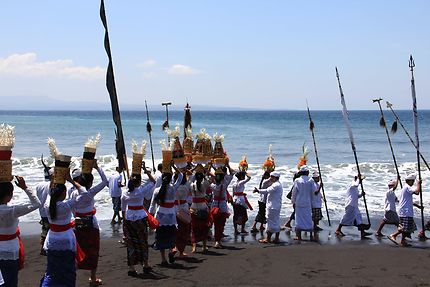 Spiritualité sur un plage de Bali