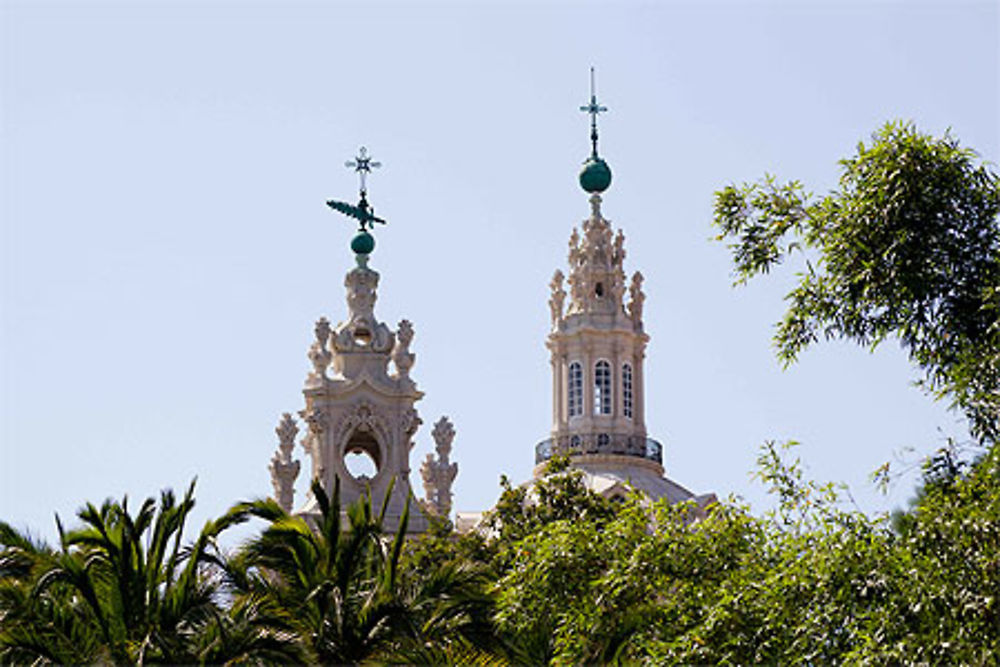 Lisbonne - Basilique da Estrela - Un des clochers et haut du dôme