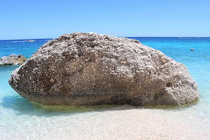 Un rocher sur la plage