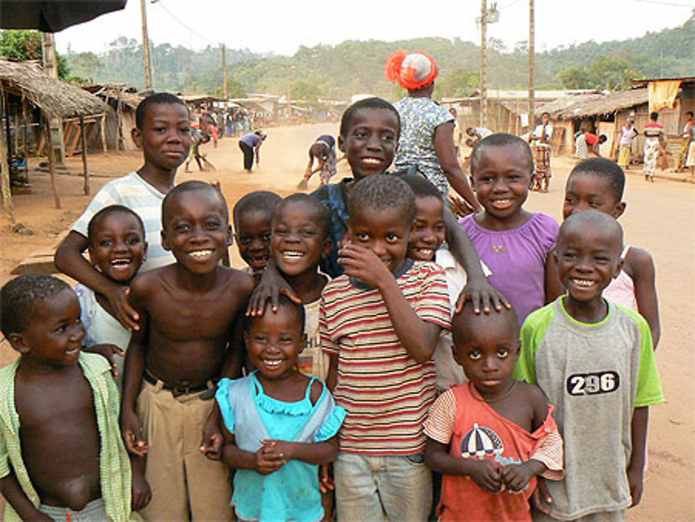 Les enfants très attachants et toujours souriants 