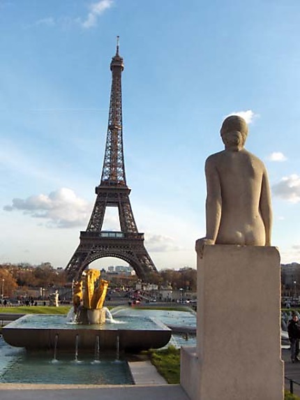 Contemplant la Tour Eiffel