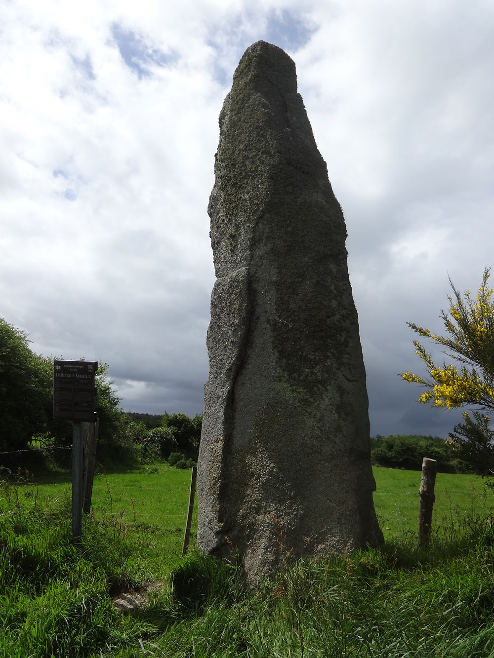 Menhir de Kerhellou