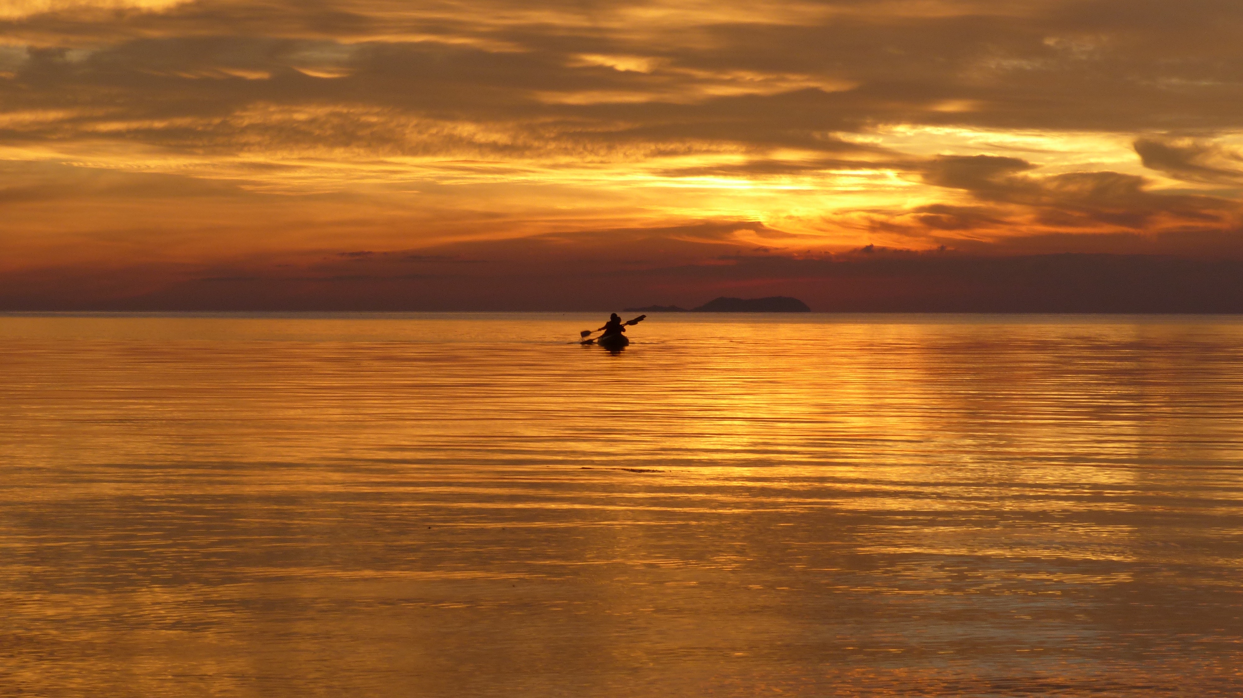 Rameurs Philippins au coucher du soleil Rameurs Philippins au coucher du soleil