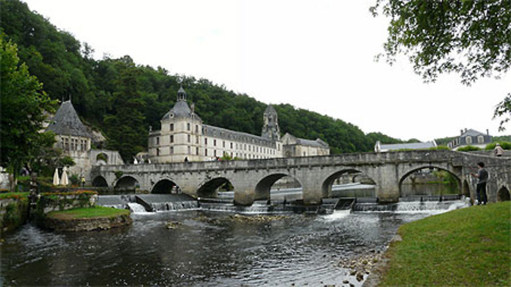 L'abbaye, le pont sur la Dronne à Brantôme