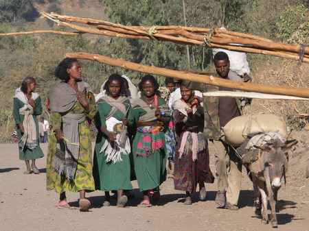 Femmes se rendant au marché de Weldiya Femmes se rendant au marché de Weldiya