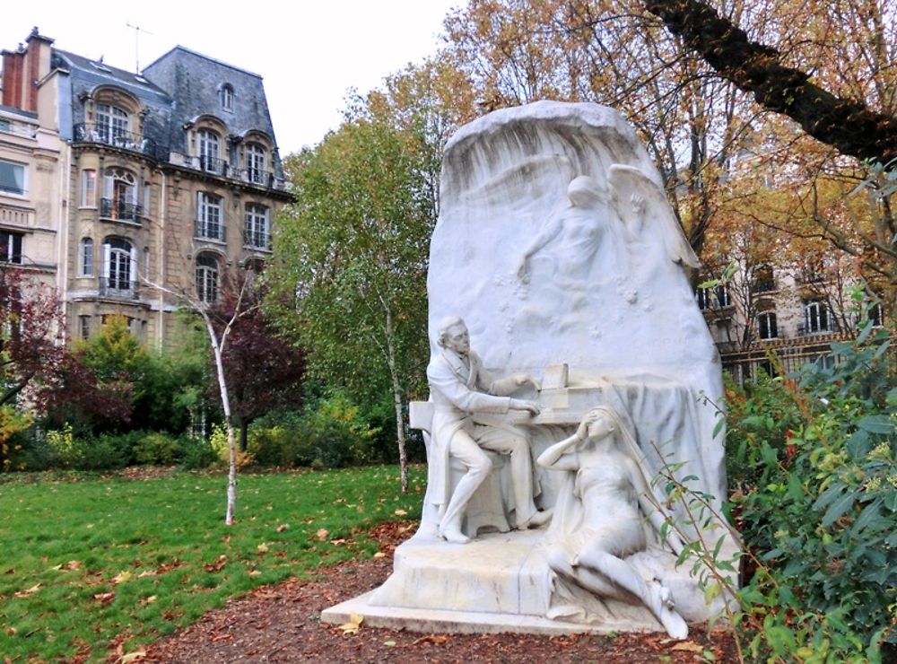 Statue en marbre blanc de Chopin