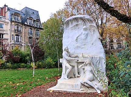 Statue en marbre blanc de Chopin