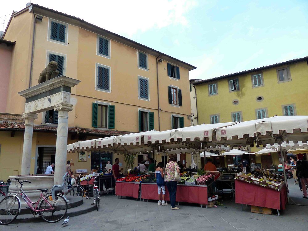 Place du marché à Pistoia