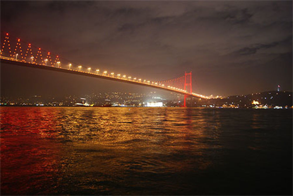 Bosphorus bridge uniendo continentes