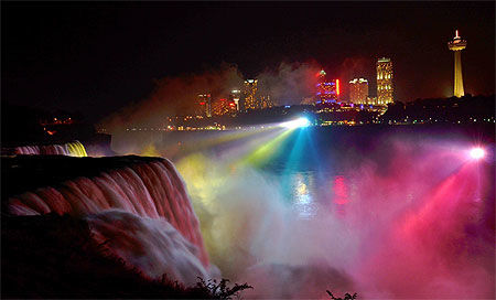Spectacle lumineux aux chutes du Niagara, état de New York