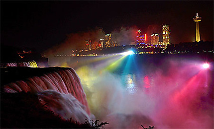 Spectacle lumineux aux chutes du Niagara, état de New York