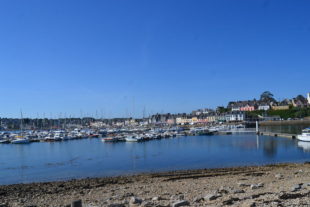 Le port de Morgat, les bateaux et les maisons